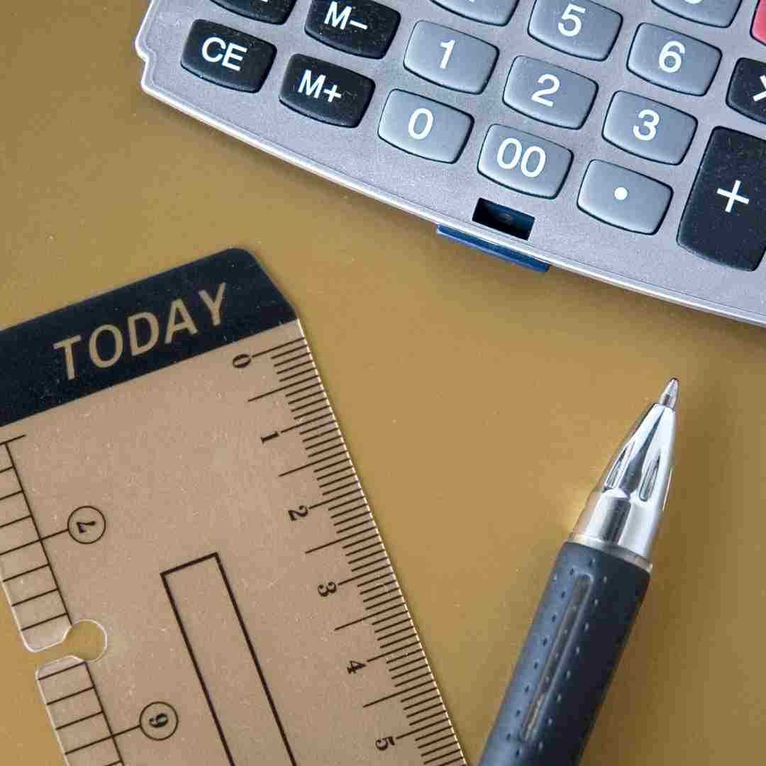 Calculate the BMZ / GFZ ratio, calculator, pen and ruler on the table